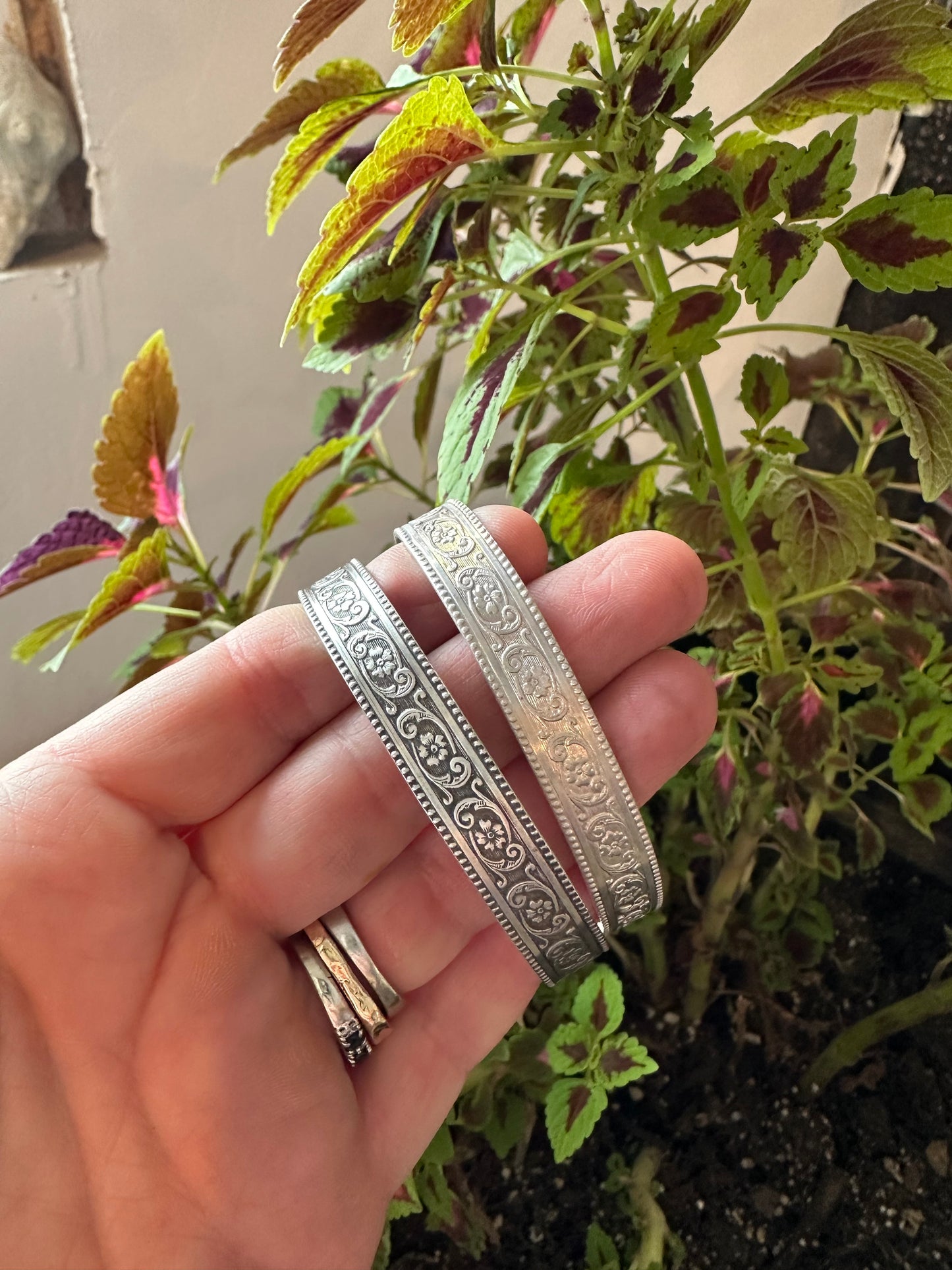 faceted lapis on floral sterling band. size 6.5