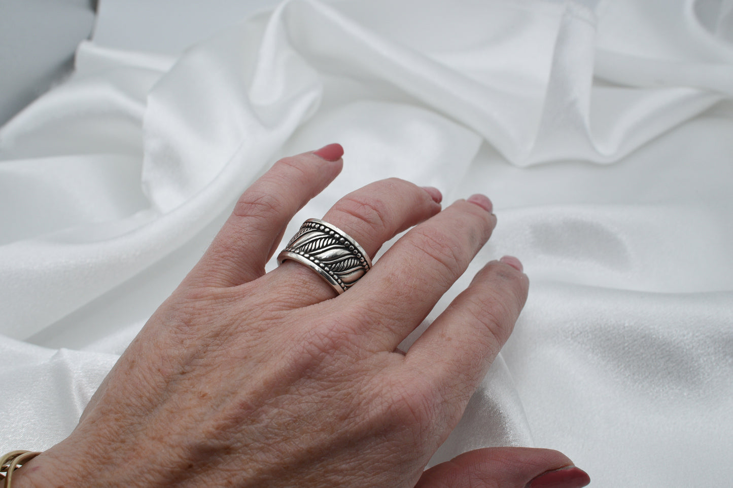 Wide silver band. Vintage. Size 6