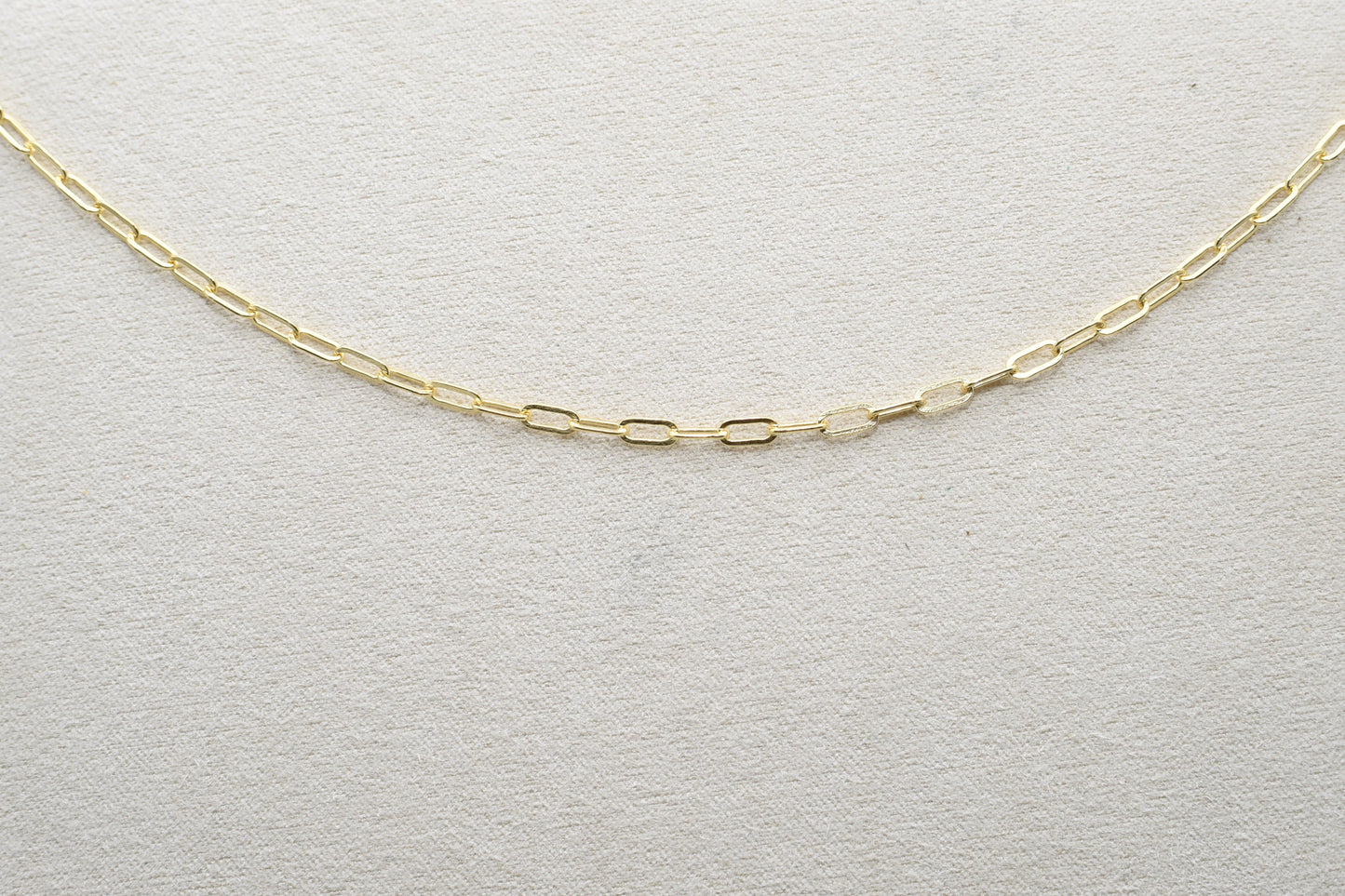 Elongated flat link chain