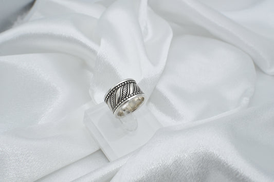 Wide silver band. Vintage. Size 6