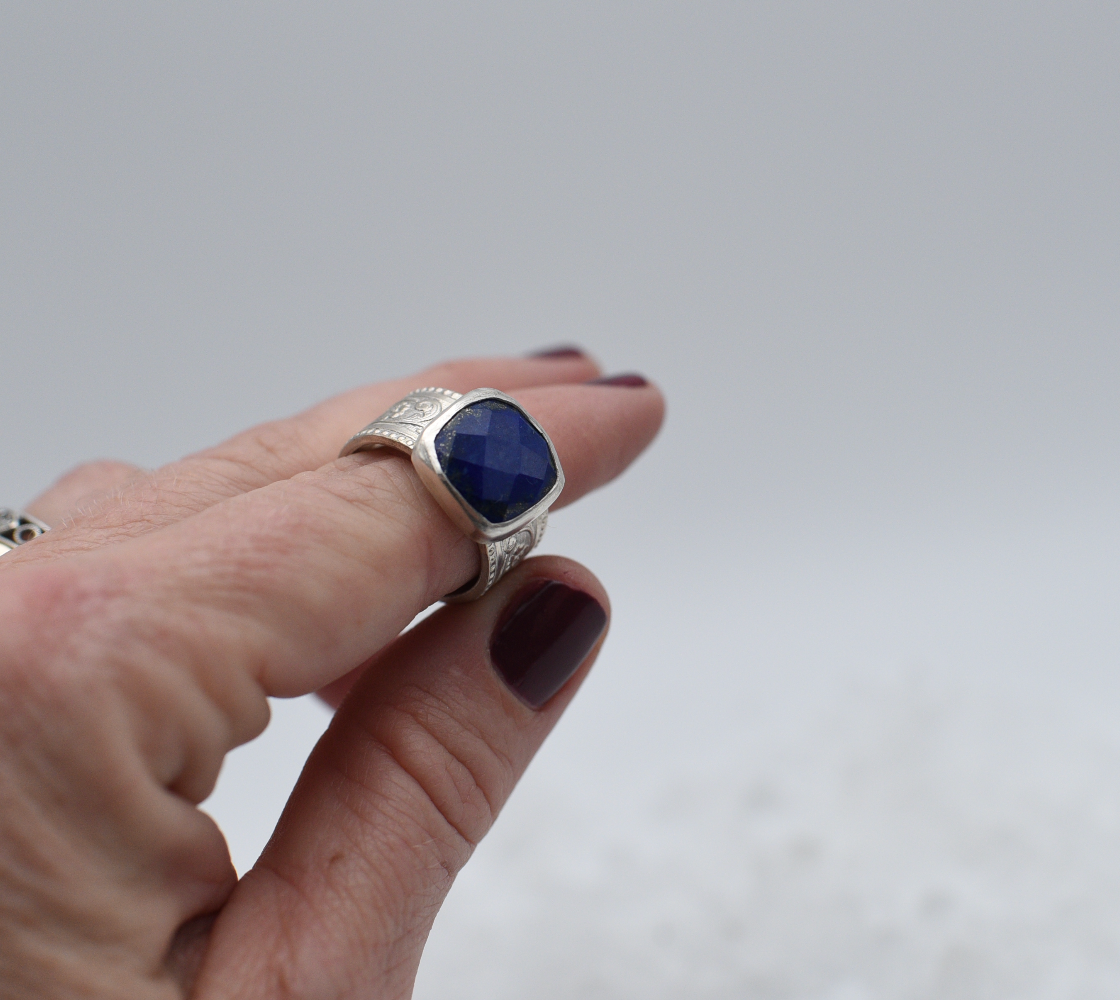 faceted lapis on floral sterling band. size 7