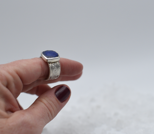 faceted lapis on floral sterling band. size 7