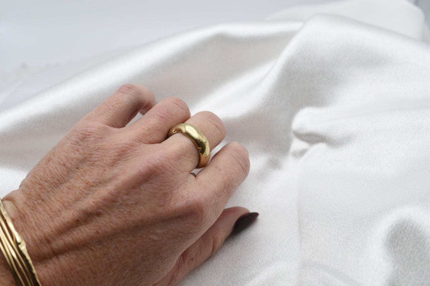 Comfort fit bronze ring. size 7